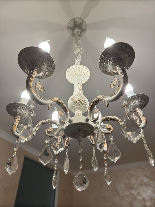 Продам очень красивую хрустальную  люстру