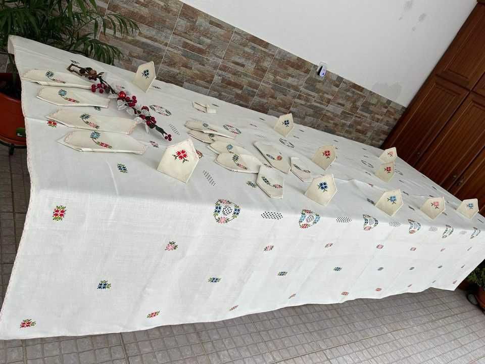 Toalha de mesa em linho caseiro, bordada e trabalhada em Crivo