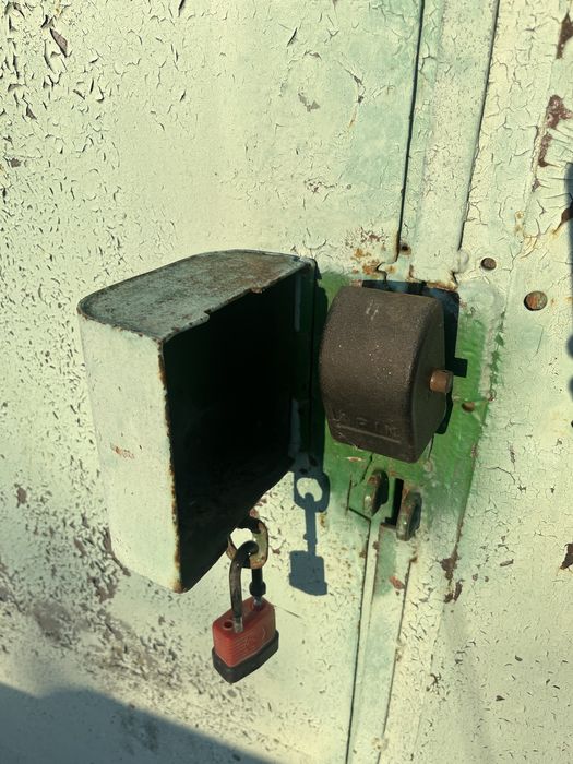 Продам гараж, без місця, самовивіз.