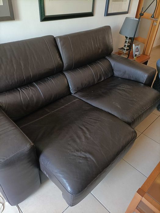 Sofá de pele com algum uso