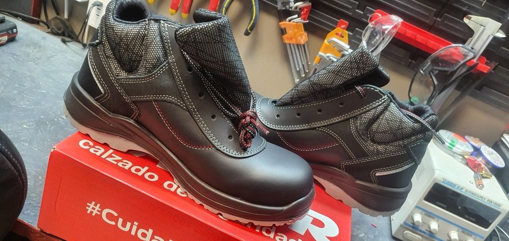 Nowe buty robocze Panter z metalowym noskiem, rozmiar 44