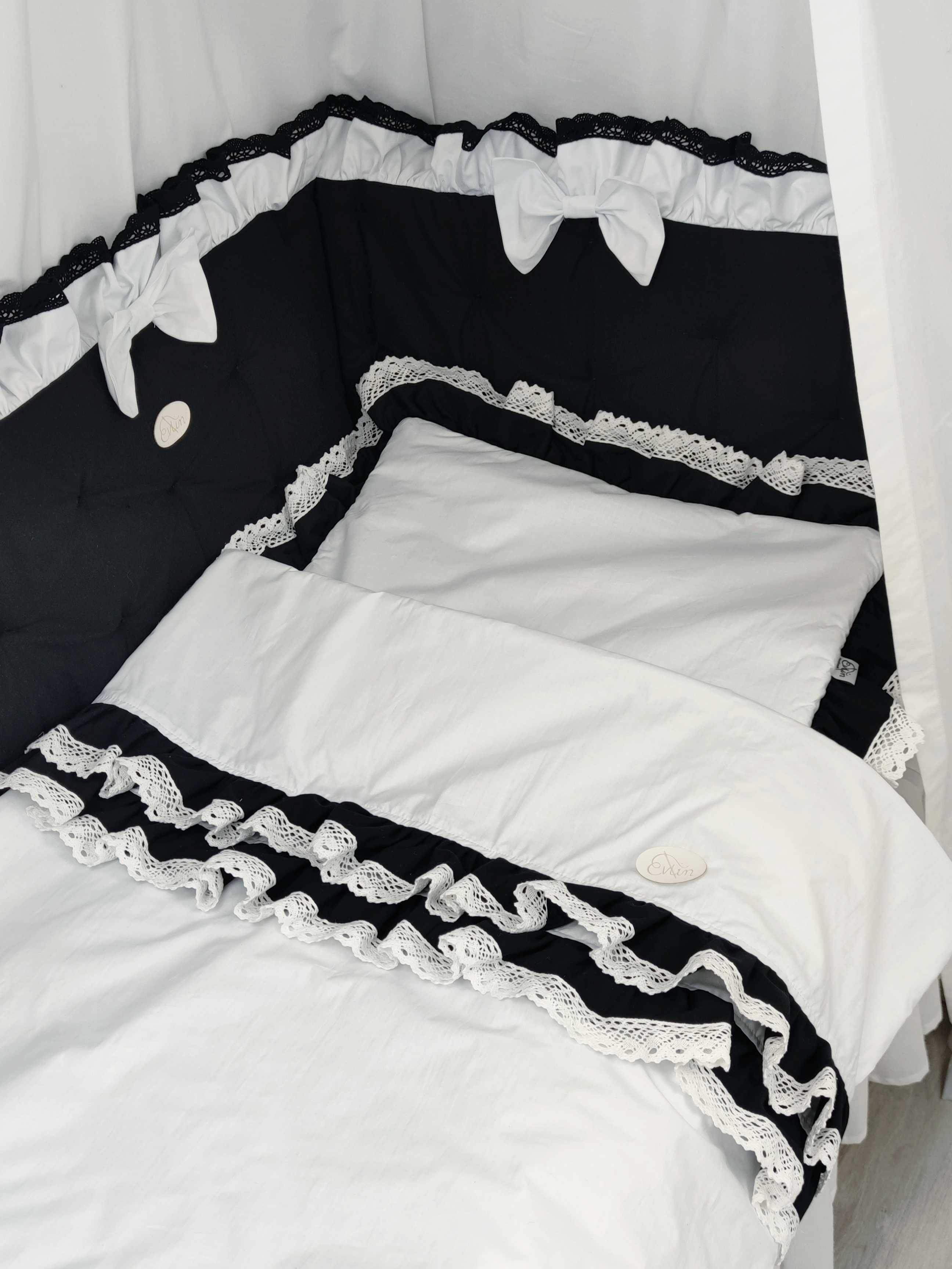 Ochraniacz do łóżeczka pikowany z falbanką i koronką - Evlin