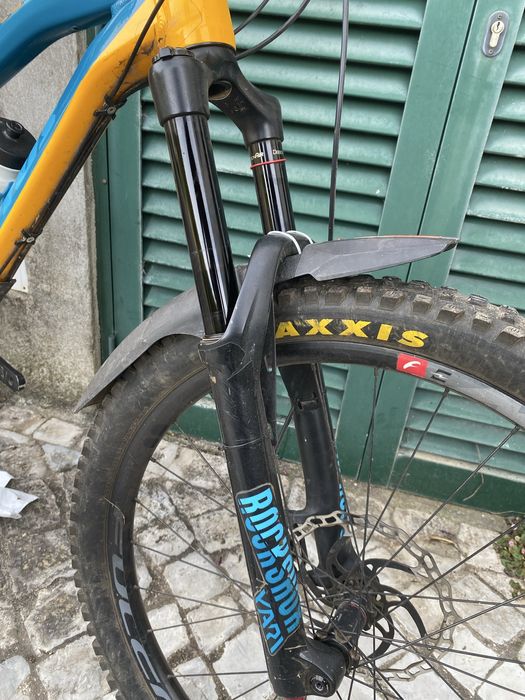 Suspensão rock shox Yari