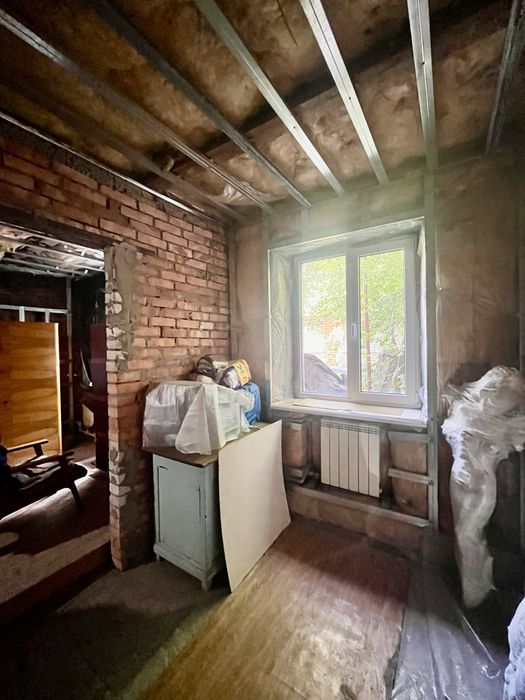 Дім на Космосі з незавершеним ремонтом .