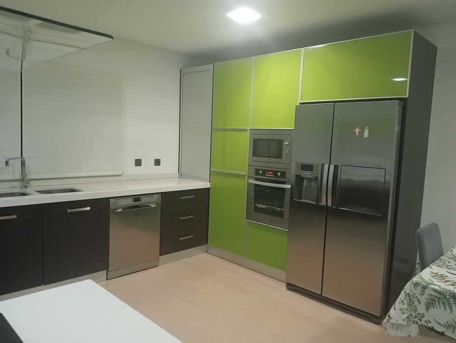 Cozinha moderna em chapa marítima e silestone