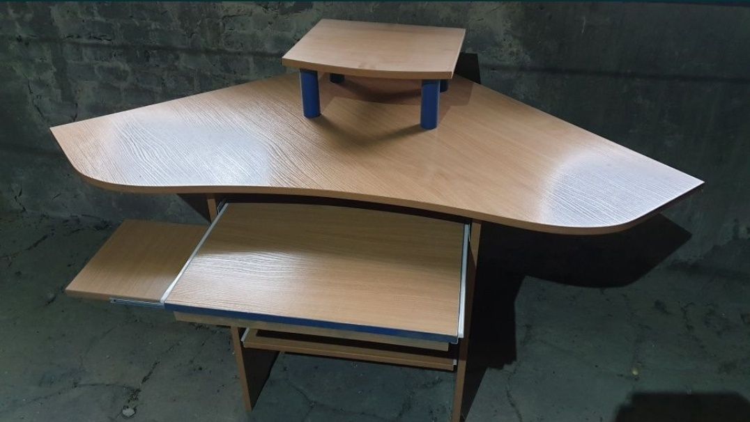 Narożnikowe biurko pod komputer