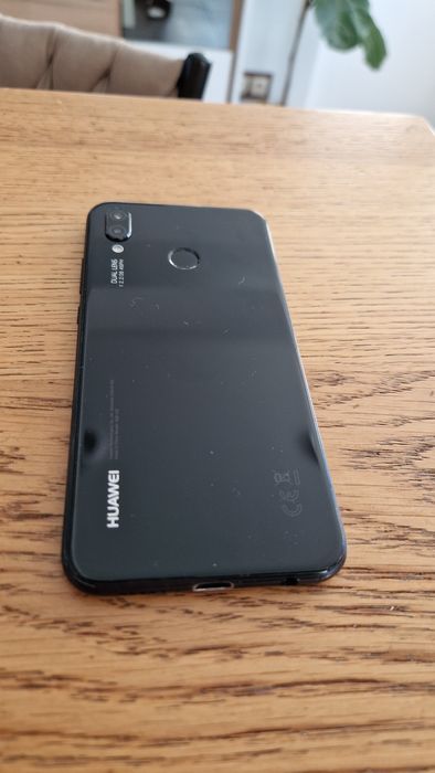 Huawei P20 Lite + etui + oryginalna ładowarka