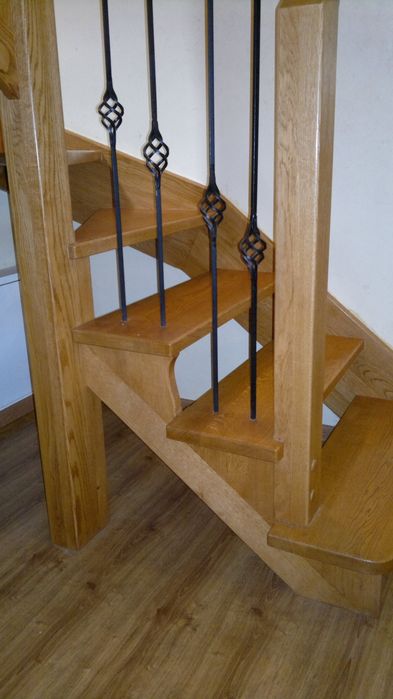Schody samonośne drewniane.