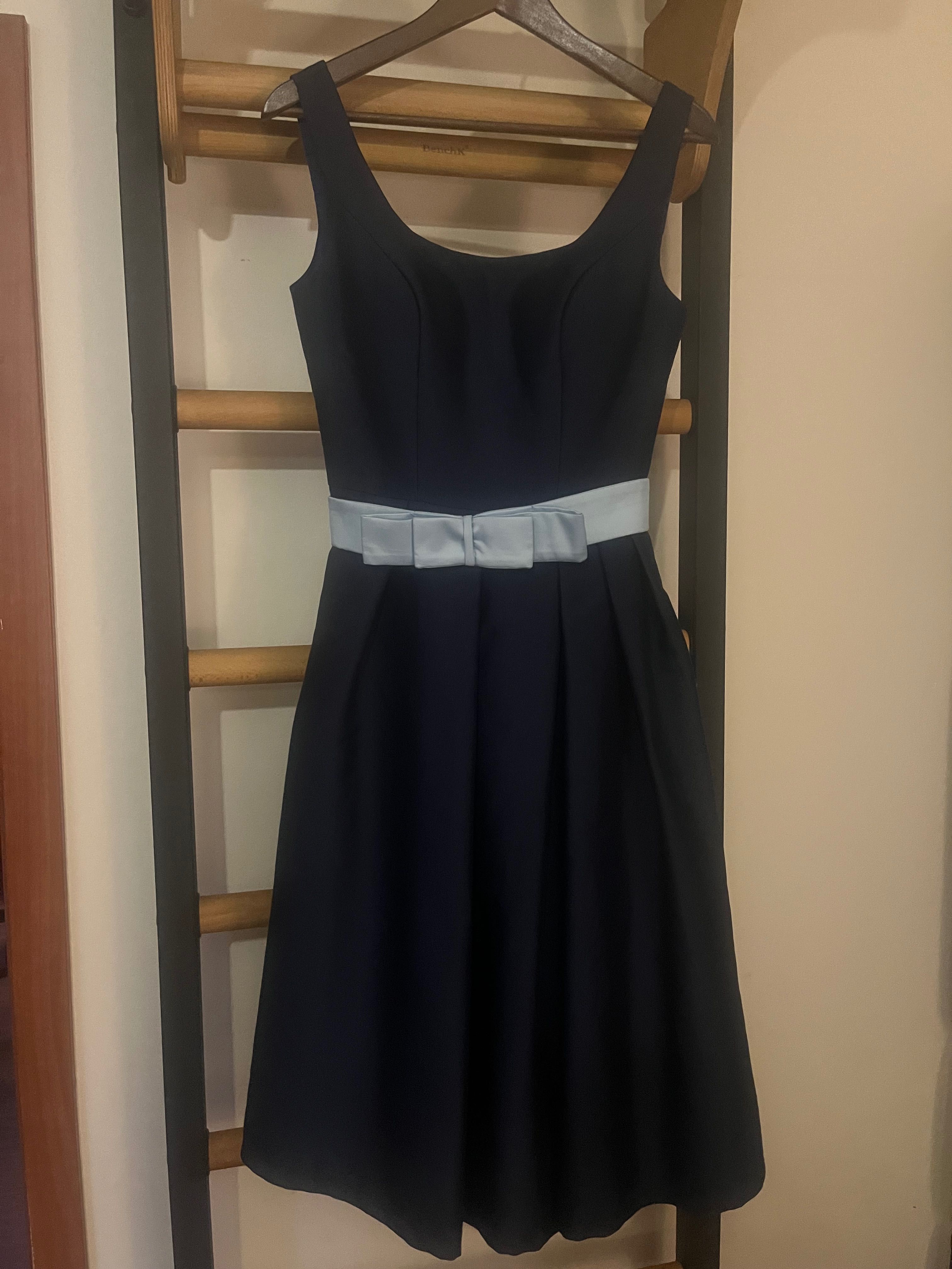 Sukienka koktajlowa granatowa z błękitnym paskiem roz M