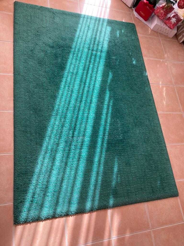 Conjunto de 3 tapetes castanhos e 1 carpete verde, pelo medio