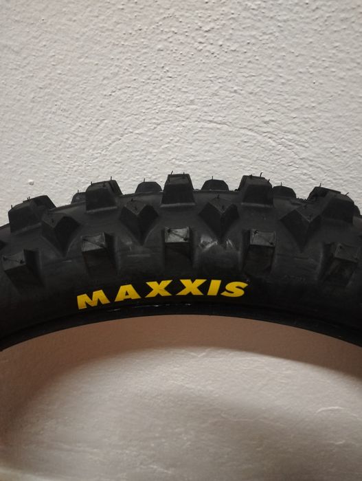 Pneus Maxxis enduro 90/90/21    KTM Husqvarna Beta...