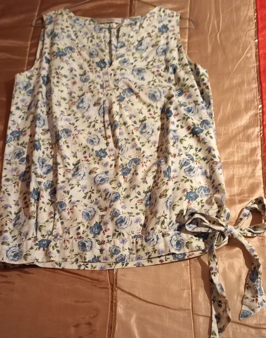 2 Blusas cavas, 1 rosa c/ folho a tapar ombros, e outra florida