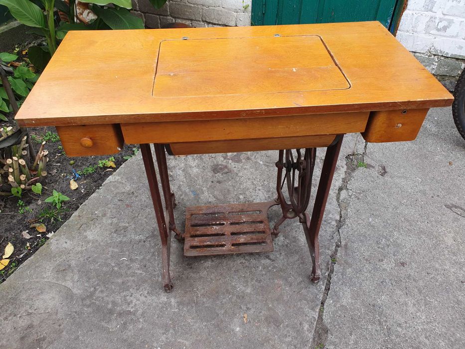 Швейна машинка зі столом