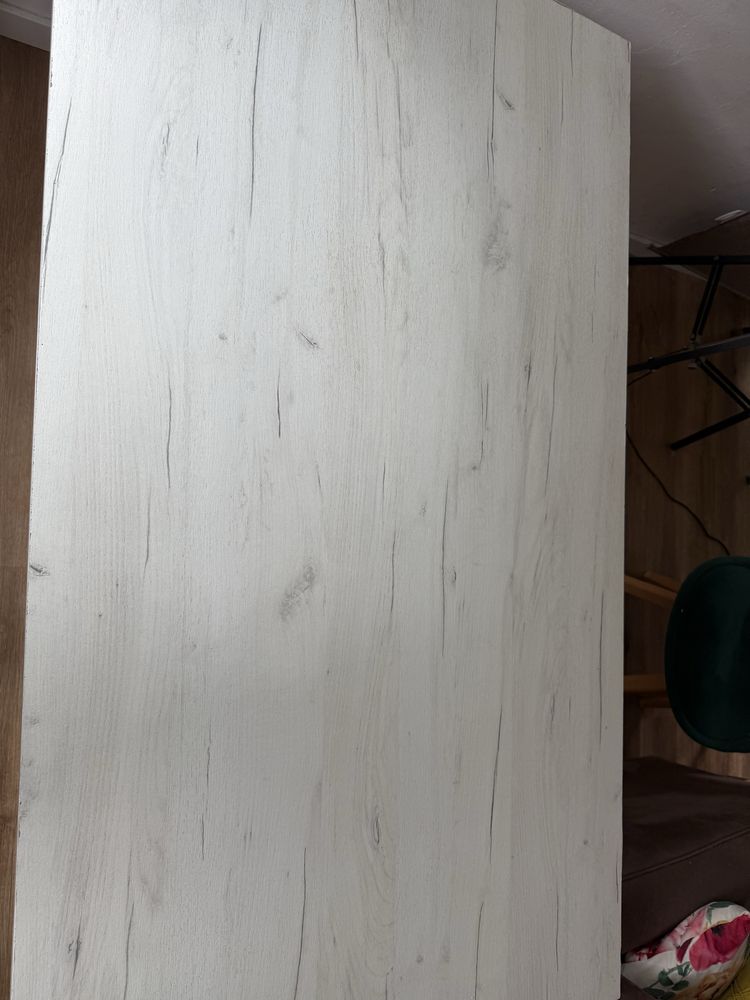Stół 160x90 bialy z szarymi sękami, drewniane nogi