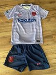 Nowy komplet koszulka+ spodenki dla chłopca FC Barcelona Memphis Depay