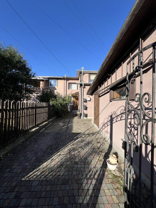 Півособняк із земельною ділянкою поруч центру міста