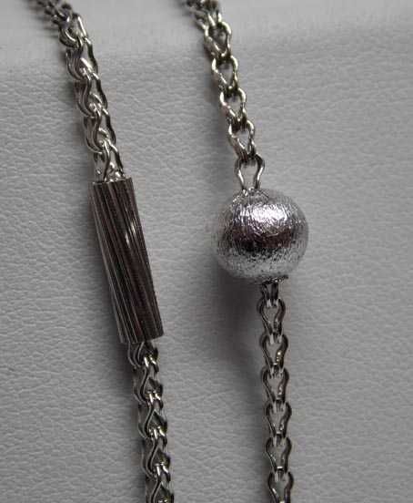 Srebrny łańcuszek z ozdobami 82 cm. kulki i pręciki.