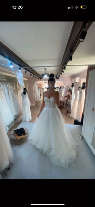 Suknia ślubna z krysztalkowym koronkowym wykończeniem