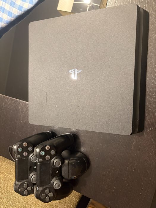 PS4 + 13 jogos +  2 comandos +Carregador comandos