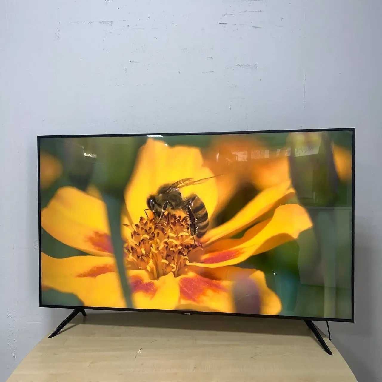 Безрамковий телевізор Samsung 45" 4K Smart TV з комплектом кріплення