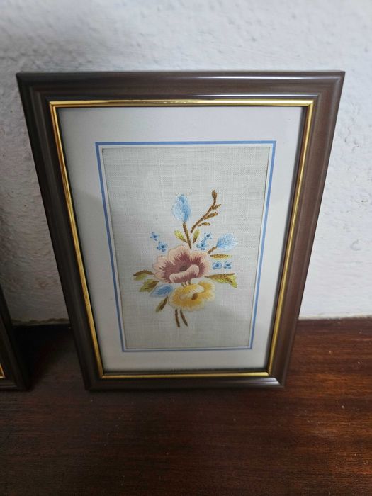 Par de quadros bordados à mão em linho – flores com moldura