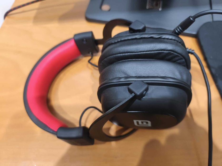 Computador + 2 monitores + teclado + rato + headesets + tapete gaming