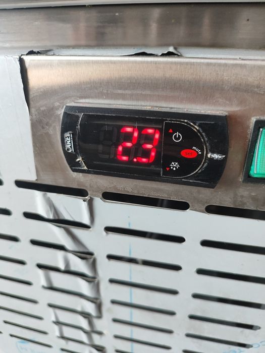 Холодильный стол из нержавейки. Витрины. Лари