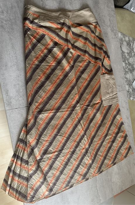 Długa asymetryczna spódnica