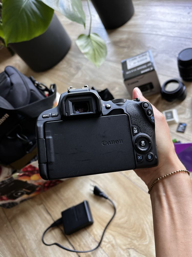 Canon EOS 200D + 2 obiektywy + akcesoria – Zestaw idealny na start!