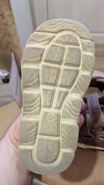 Віддам безкоштовно розміри 25  (коричневих вже не має)