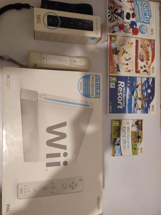Nintendo Wii com 2 comandos + 4 jogos (Wii sports, Wii Sports Resort…)