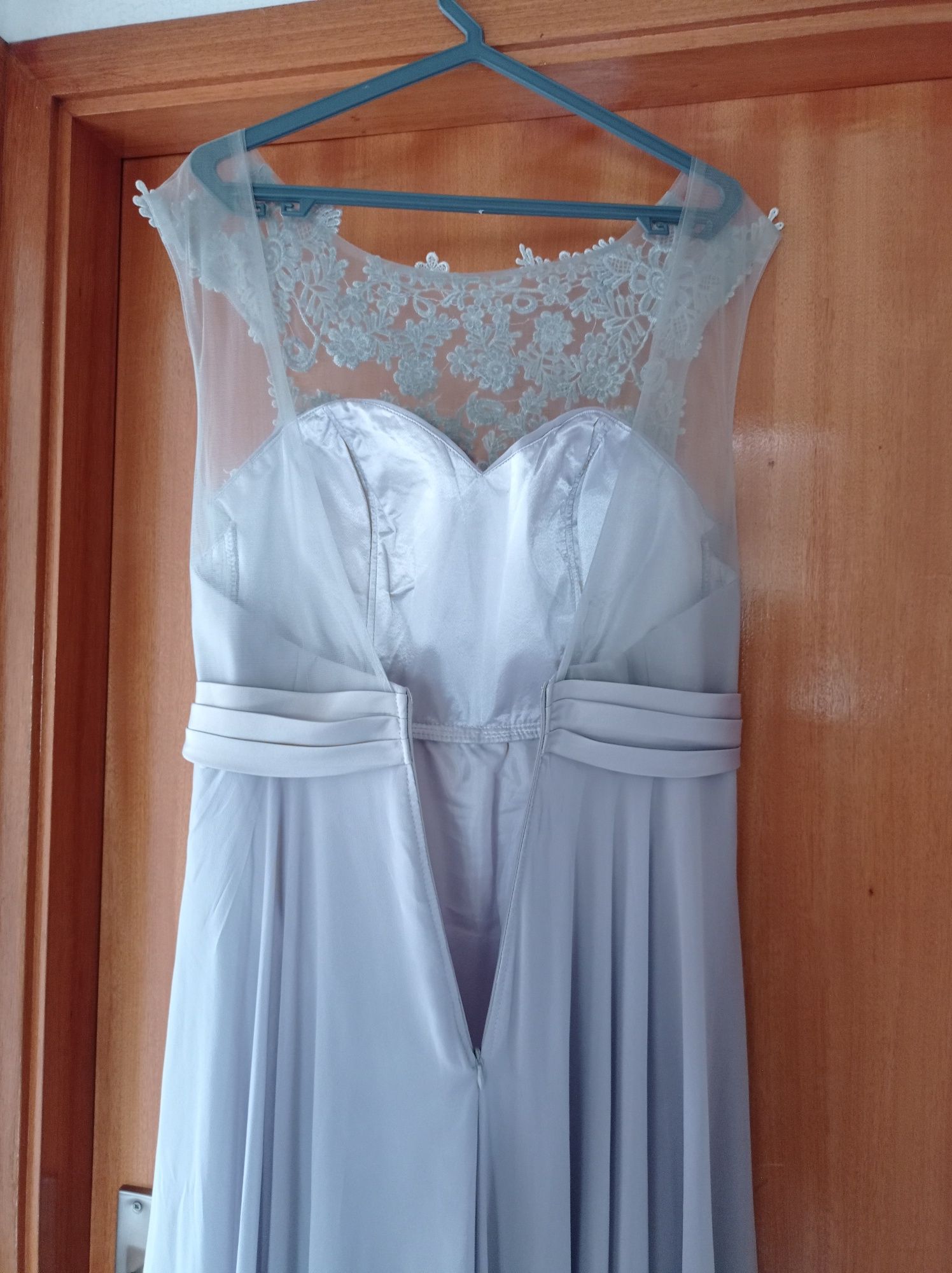 Vestido de cerimónia cinzento