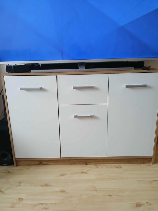 duża biała drewniana komoda