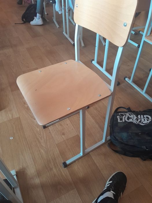 Шкільний стілець нового типу