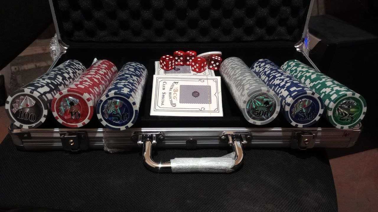 Набір покеру в алюмінієвому кейсі на 300 фішок з номіналом