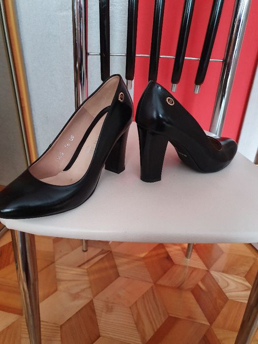 Wysokie czarne pantofelki