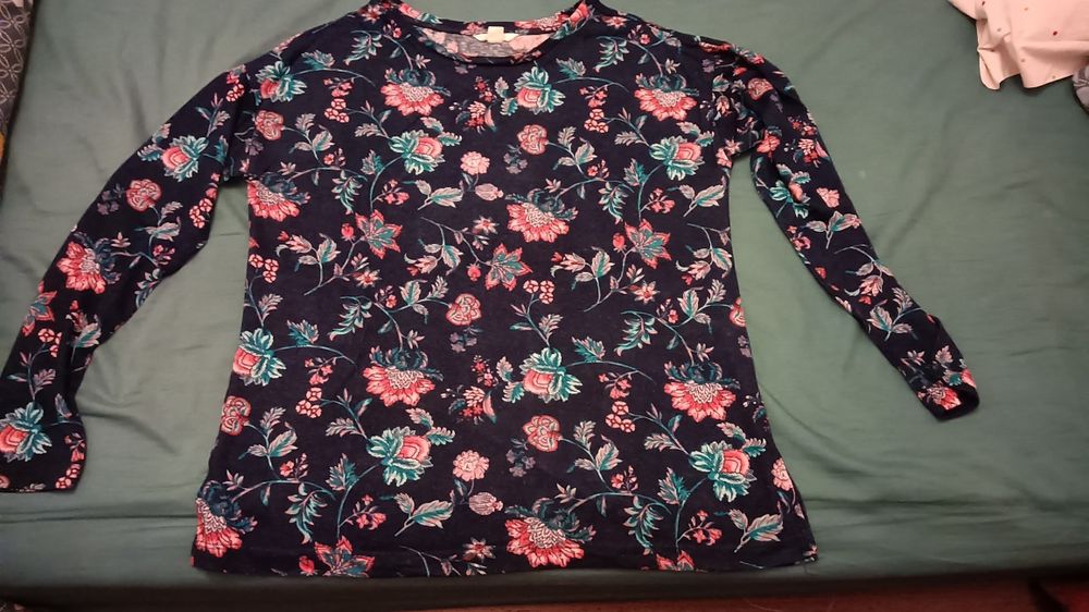 Blusa azul com flores