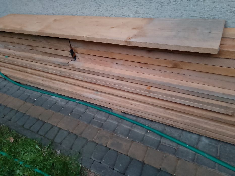 Deski szalunkowe różnej wielkości o grubości 32 mm