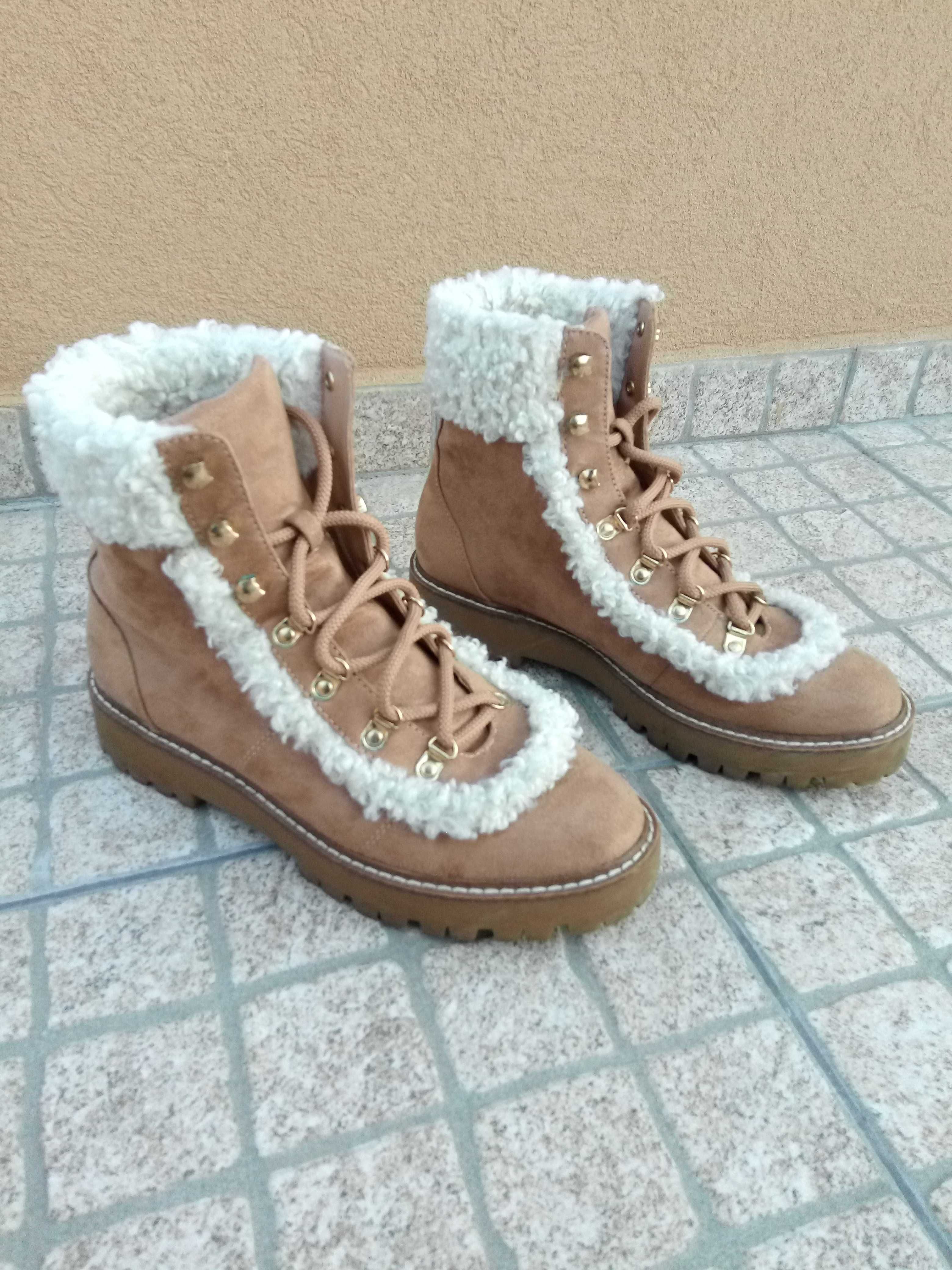 Botas Stradivarius Castanhas com pêlo branco cordões