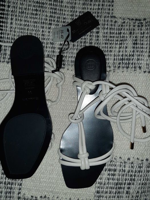 Sandálias na cor cru todas em pele
Massimo Dutti_Novas