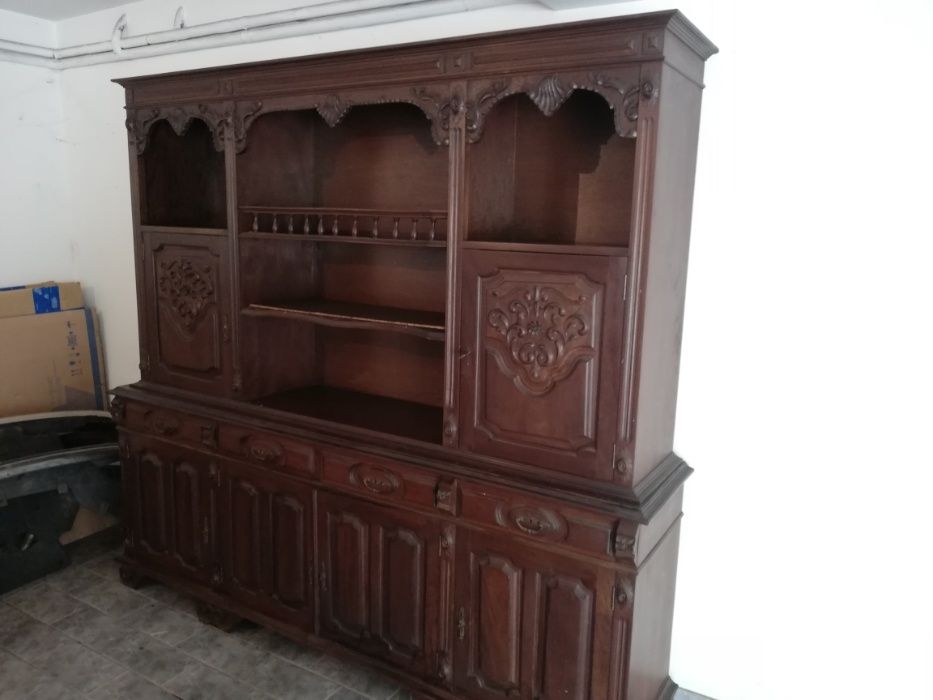 Armário de Madeira / Mesas