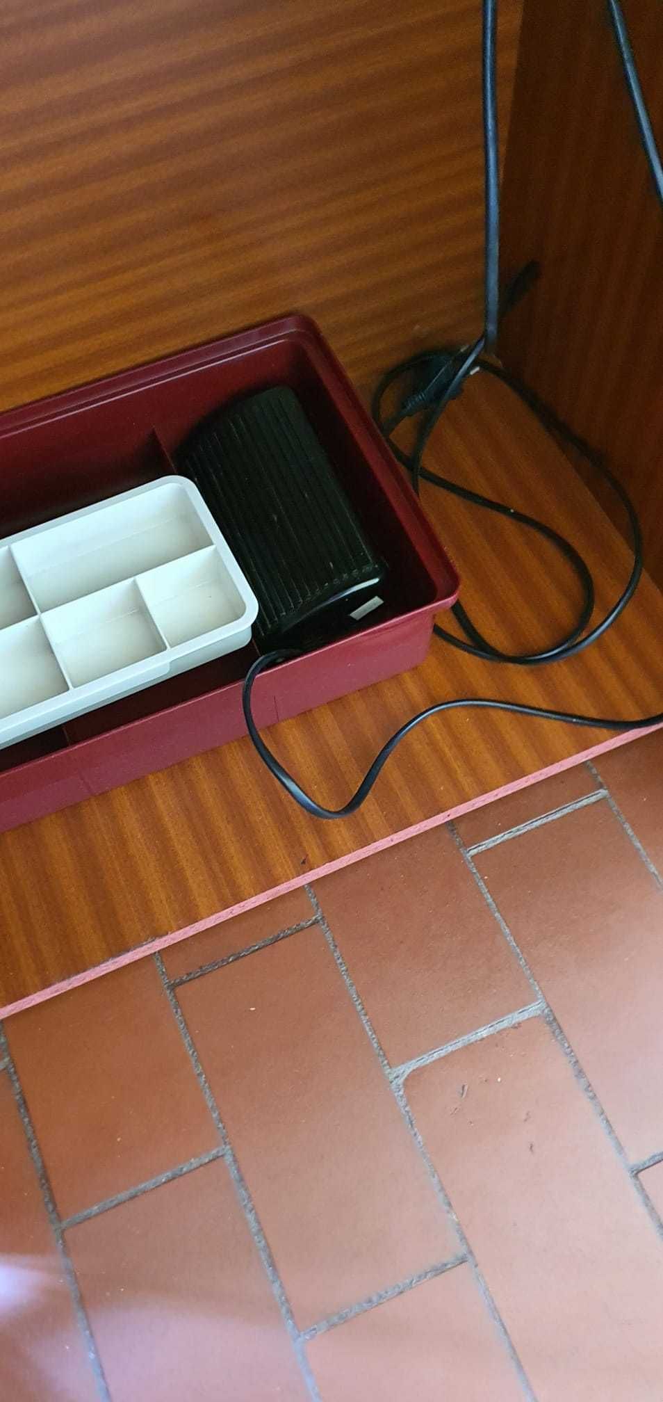 Máquina de Costura Singer - Com Móvel e Pedal Automático