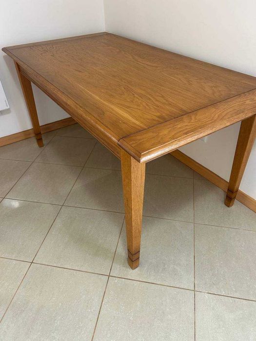 Mesa de madeira para sala ou cozinha