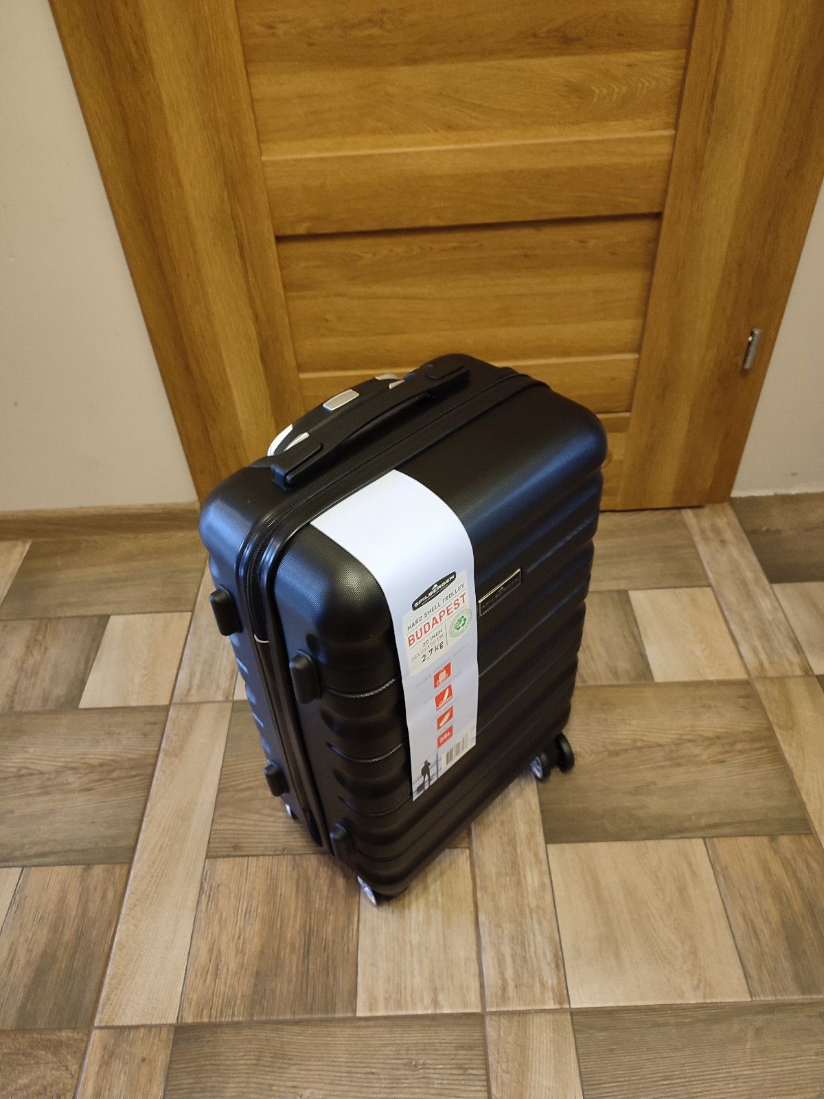 Nowa czarna walizka podróżna duża