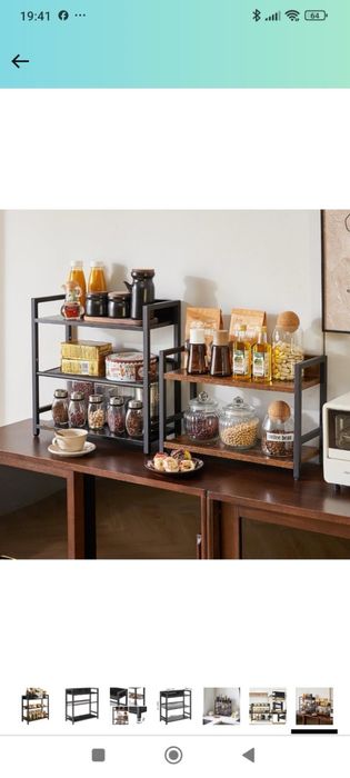 чорну металеву полицю для зберігання,