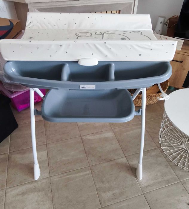 Muda fraldas com banheira