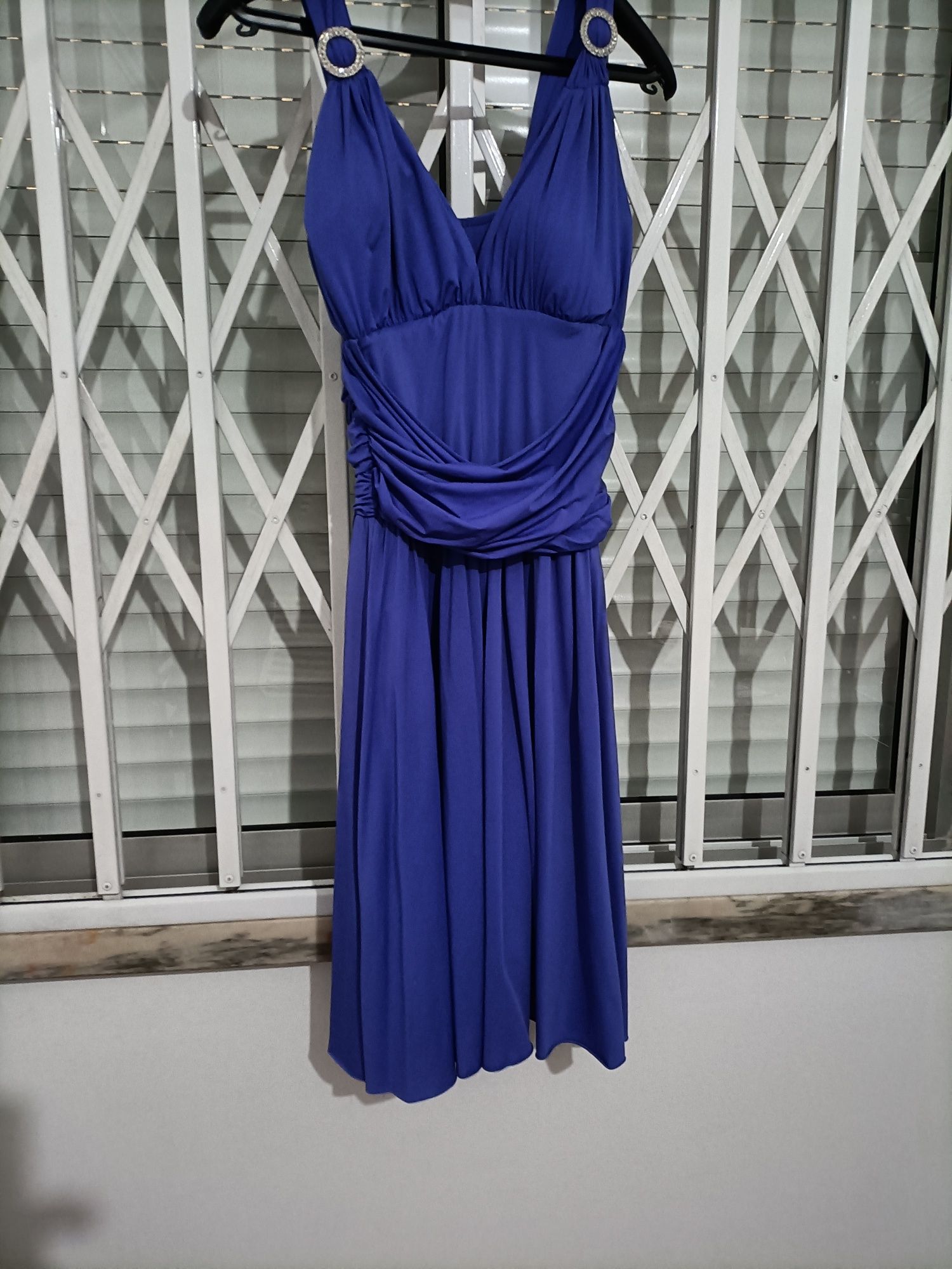 Vendo vestido de festa com echarpe