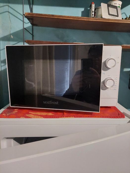 Продам свой  холодильник и микроволновку б/у в отличном состоянии!