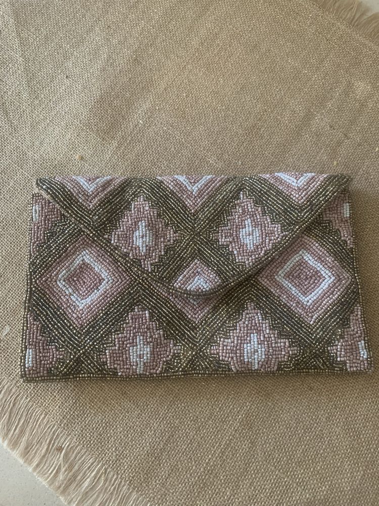 Clutch com missangas usada