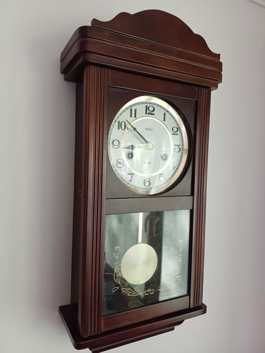 Zegar wiszący, wahadłowy w drewnianej obudowie Theseus Mahagoni